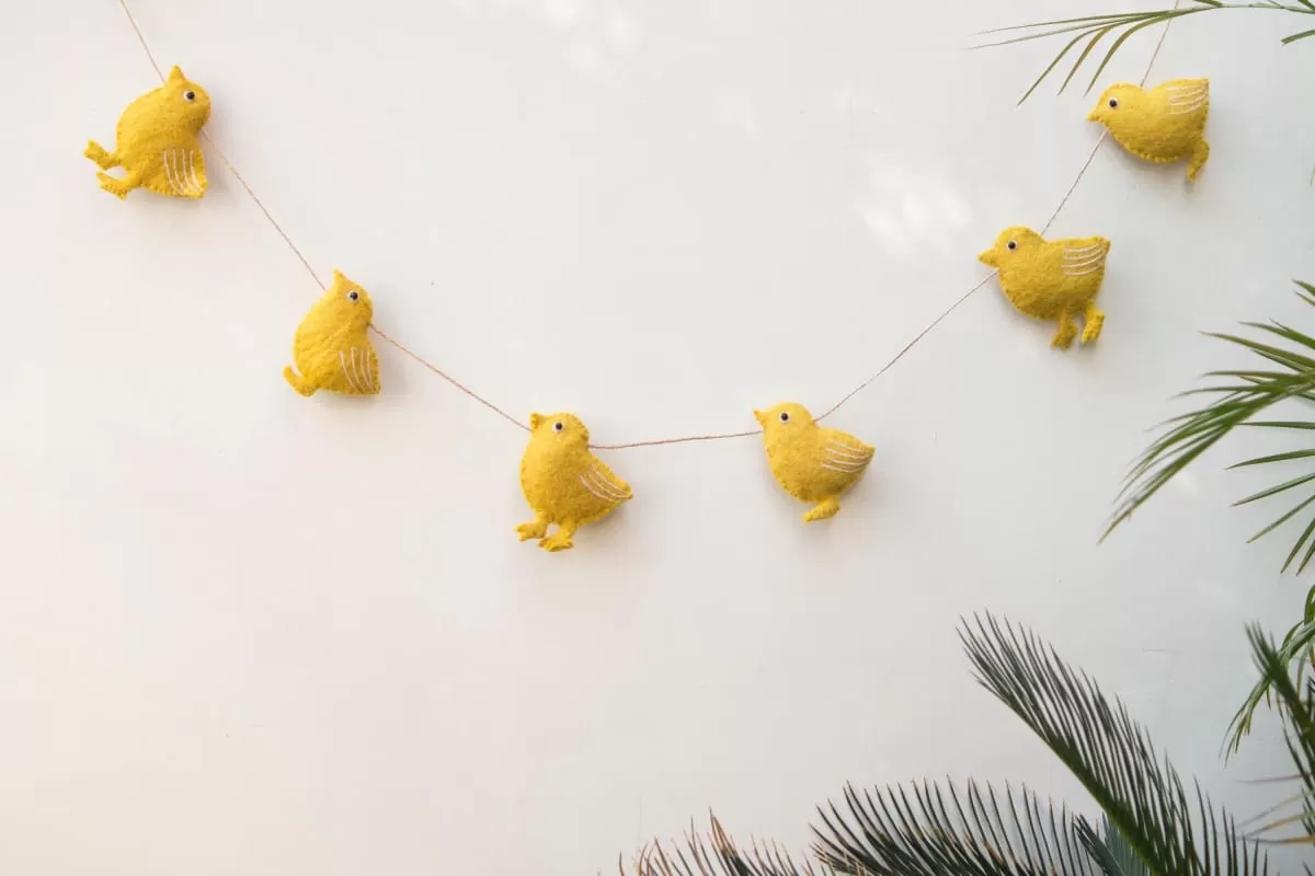 De Kulture Handmade Premium Wool Felt Easter Chicks Garland Eco Friendly Eastertide Wall Hanging Home Office Wedding Party Holiday Decoration Banner 48 Inches